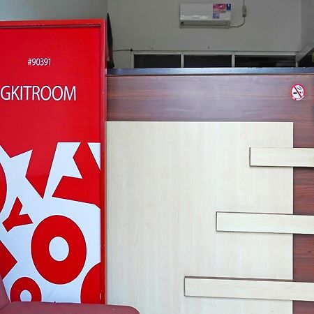 Oyo 90391 Gkitroom Karawang Kültér fotó