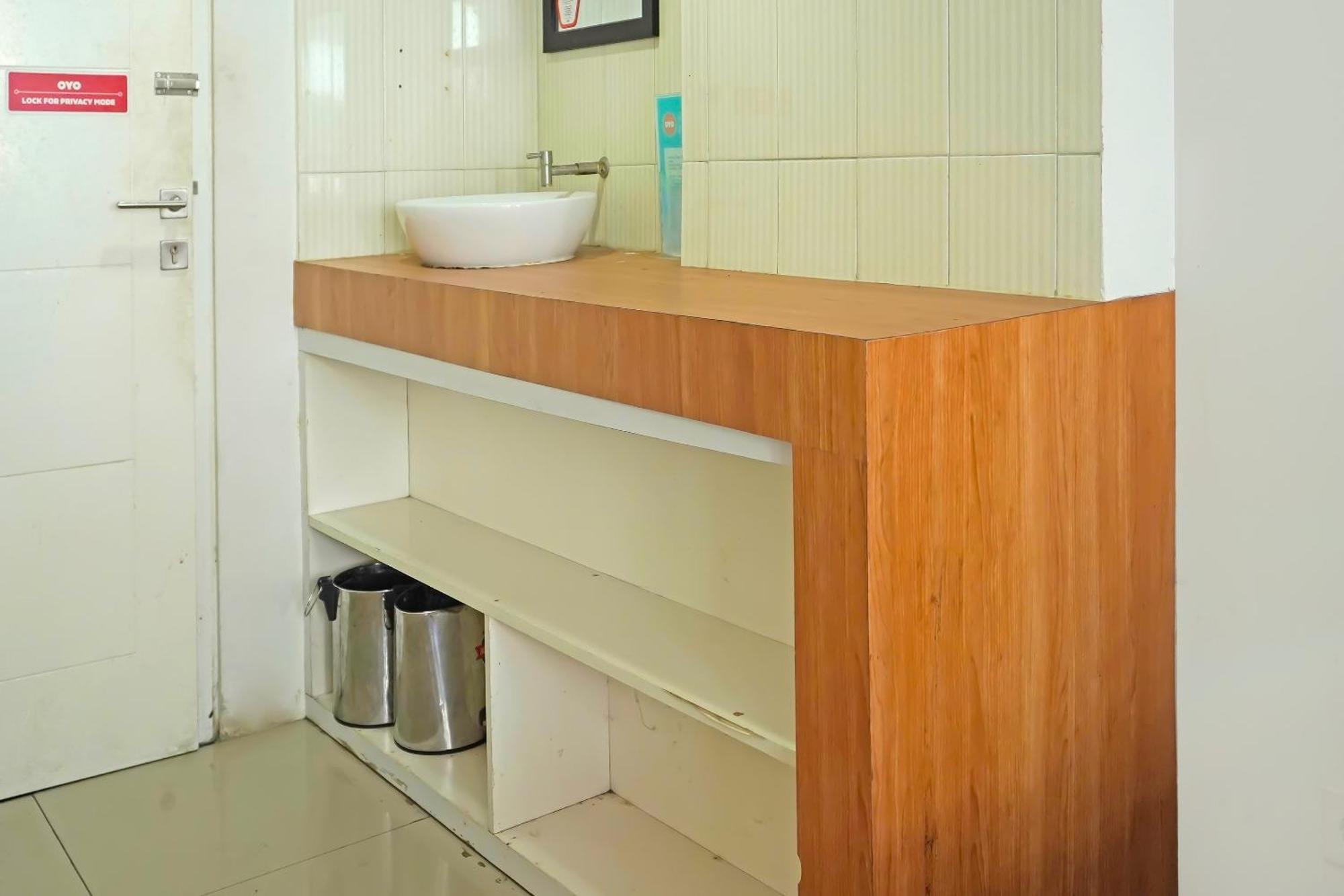 Oyo 90391 Gkitroom Karawang Kültér fotó